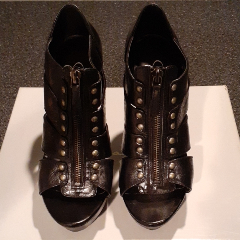 Dress shoes